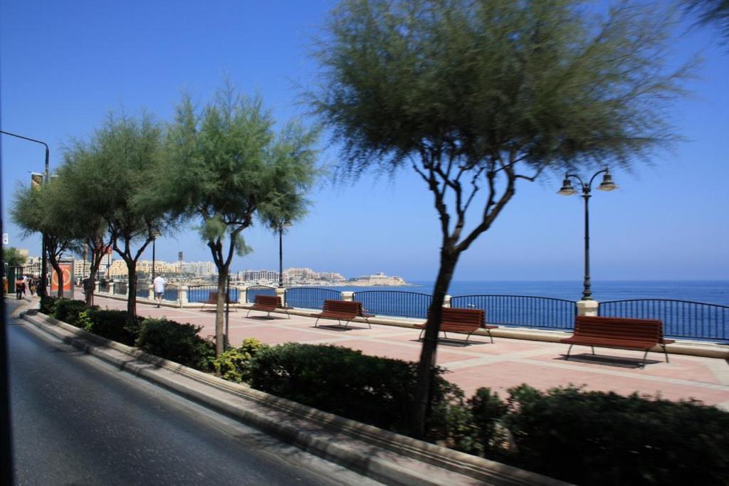 Modern Apartment Steps To St George'S Bay San Julián Exterior foto