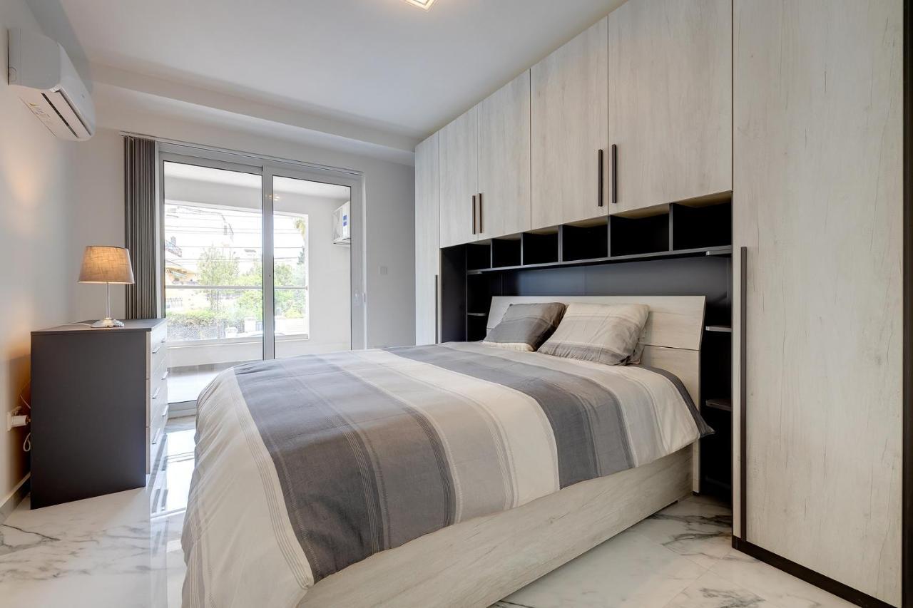 Modern Apartment Steps To St George'S Bay San Julián Exterior foto